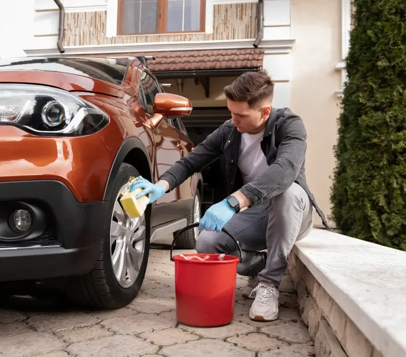 Lavage auto à domicile Vallée-de-Ronsard : professionnel intervenant sur un véhicule